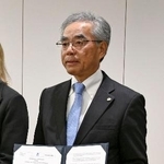 　覚書に調印した島津製作所の山本靖則社長＝１２日午後、川崎市