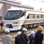 　ＪＲ東海が公開した特急「しなの」向け新型車両「３８５系」＝１２日午後、愛知県春日井市