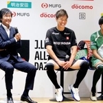 　Ｊリーグのオールスター戦出場選手の発表会に出席した浦和のＧＫ西川（中央）＝１２日、東京都新宿区