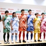 　Ｊリーグのオールスター戦出場選手発表会に出席した浦和のＧＫ西川（左端）ら選手たち＝１２日、東京都新宿区