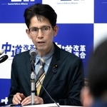 　記者会見する中道改革連合の階幹事長＝１２日午後、国会