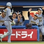 　１回、先頭打者本塁打を放った高寺（手前）を迎える阪神ナイン＝神宮