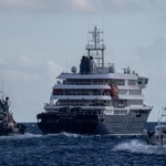 　スペイン領テネリフェ島を出向するクルーズ船「ＭＶホンディウス」（中央）＝１１日（ゲッティ＝共同）
