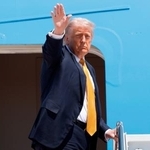 　大統領専用機に乗り込むトランプ米大統領＝１２日、ワシントン郊外の米軍基地（ＡＰ＝共同）