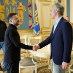 　パランティア・テクノロジーズのカープＣＥＯ（右）と握手するウクライナのゼレンスキー大統領。１２日に写真が公開された＝首都キーウ（大統領府提供・ロイター＝共同）