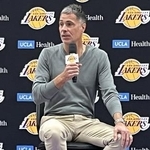 　ＮＢＡのプレーオフカンファレンス準決勝でレーカーズが敗退し、今季の総括会見を行うペリンカＧＭ＝１２日、ロサンゼルス近郊（共同）