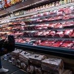 　食料品店の精肉コーナーに並べられた肉類＝１２日、米ニューヨーク・ブルックリン（ゲッティ＝共同）