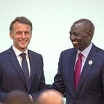　アフリカとフランスの協力推進を議論する首脳級会議に出席したマクロン大統領（左）とケニアのルト大統領＝１２日、ケニア・ナイロビ（共同）