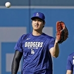 　キャッチボールするドジャース・大谷＝ロサンゼルス（共同）