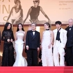 　第７９回カンヌ国際映画祭のオープニングセレモニーに出席したコンペティション部門の審査員ら＝１２日、フランス・カンヌ（ゲッティ＝共同）