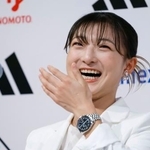 　現役引退の記者会見冒頭で、涙ながらに笑顔を見せるフィギュアスケート女子の坂本花織＝１３日午前、神戸市内のホテル