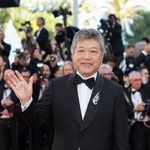 　第７９回カンヌ国際映画祭のオープニングセレモニーに登場し、笑顔を見せる是枝裕和監督＝１２日、フランス・カンヌ（ゲッティ＝共同）