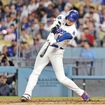 　ジャイアンツ戦の３回、７号ソロを放つドジャース・大谷＝ロサンゼルス（共同）