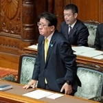 　参院本会議で「中継輸送」の推進に向けた改正物流効率化法が可決、成立し、一礼する金子国交相＝１３日午後