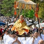 　こしに乗って大仏殿に向かう橋村公英大僧正＝１３日午前、奈良市の東大寺