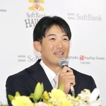 　横浜からトレードでソフトバンクに入団し、記者会見する山本祐＝１３日、みずほペイペイドーム