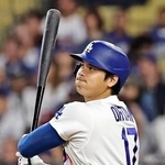 　ジャイアンツ戦の３回、７号ソロを放つドジャース・大谷＝ロサンゼルス（共同）