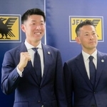 　サッカーＷ杯北中米３カ国大会の担当審判員に選ばれた荒木友輔主審（左）と三原純副審＝１３日、東京都内