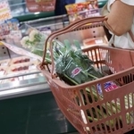 　スーパーの買い物客＝２０２５年１０月、東京都練馬区のアキダイ関町本店