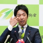 　記者会見する日本維新の会の藤田共同代表＝１３日午後、国会