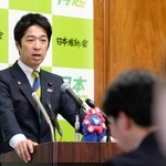 　記者会見する日本維新の会の藤田共同代表＝１３日午後、国会