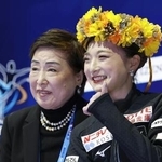 　フィギュアスケート世界選手権で、女子フリーの得点を待つ坂本花織（右）と中野園子コーチ＝３月２７日、チェコ・プラハ（共同）