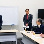 　歴代環境相の会合であいさつする自民党の鈴木幹事長（左端）。右から２人目は中道改革連合の斉藤鉄夫顧問＝１３日午後、国会