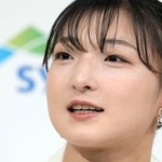 　現役引退の記者会見で涙を流すフィギュアスケート女子の坂本花織＝１３日、神戸市内のホテル