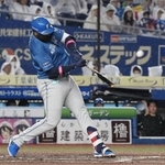 　３回日本ハム無死一塁、レイエスが中越えに２ランを放つ＝ＺＯＺＯマリン
