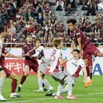 　神戸-京都　後半、ヘディングで決勝ゴールを決める神戸・ンドカ（右端）＝ノエスタ