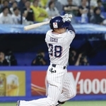 　８回ヤクルト無死二塁、石井が右中間に同点の二塁打を放つ＝神宮