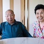 　取材に応じる袴田巌さん（左）と姉ひで子さん＝１３日午後、浜松市
