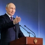 　１３日、モスクワの熱工学研究所で演説するロシアのプーチン大統領（タス＝共同）