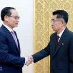 　ベトナムのレ・ホアイ・チュン外相（左）と握手する北朝鮮の金成男・朝鮮労働党国際部長＝１３日、平壌（朝鮮中央通信＝共同）