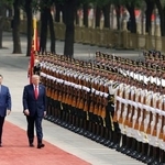 　北京の人民大会堂で歓迎式典に臨むトランプ米大統領（右）と中国の習近平国家主席＝１４日（共同）