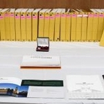 　押収された資料など＝１４日午前、警視庁築地署
