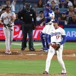 　ジャイアンツ戦の６回、ディバースを空振り三振に仕留め声を上げるドジャース・大谷＝ロサンゼルス（共同）