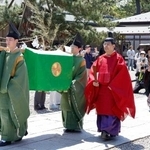 　出雲大社で始まった「大祭礼」で、本殿に御幣物を運ぶ天皇陛下の使者一行＝１４日午前、島根県出雲市