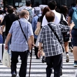 　並んで歩く高齢者