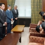 　日本維新の会の前原前共同代表（左手前から２人目）らに謝罪する国交省の五十嵐徹人鉄道局長（右手前）＝１４日午後、国会