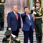 　北京の人民大会堂で歓迎式典に出席したトランプ米大統領（左）と中国の習近平国家主席＝１４日（共同）