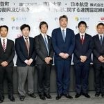 　日航、東大と連携協定を結んだ石川県能登町の吉田義法町長（右から４人目）ら＝１４日午前、東京都品川区