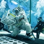 　アクシオムスペースが開発中の宇宙服を着用し、水中で訓練する飛行士＝２０２５年１０月、米テキサス州ヒューストン（ＮＡＳＡ提供）