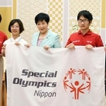 　小池百合子東京都知事（中央）と記念撮影する「スペシャルオリンピックス」出場予定の仲江政志選手（右から２人目）。左端はアンバサダーの有森裕子さん＝１４日午後、東京都庁