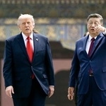 　北京の天壇公園を訪れたトランプ米大統領（左）と中国の習近平国家主席＝１４日（ＡＰ＝共同）