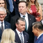 　北京の人民大会堂で歓迎式典に臨む米国のヘグセス国防長官（手前左）と中国の習近平国家主席（同右）。２列目左からアップルのティム・クックＣＥＯ、テスラのイーロン・マスクＣＥＯ、ベセント米財務長官＝１４日（共同）