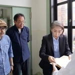 　京都大吉田寮「現棟」の建て替え方針撤回などを求め、声明文を提出する駒込武教授（奥中央）ら＝１４日午後、京都市左京区