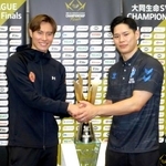 　記者会見で握手するサントリー・高橋藍（左）と大阪Ｂ・西田有志の両主将＝１４日、横浜アリーナ