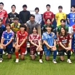 　フットサル男女Ｆリーグの開幕前イベントで写真に納まる選手たち＝１４日、東京都内