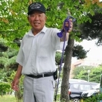 　秋田犬「ゆめ」と畠山正二さん＝２０１２年７月、秋田市